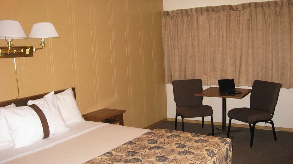 Canadas Best Value Inn Calgary Room photo