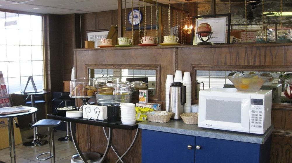 Canadas Best Value Inn Calgary Restaurant photo