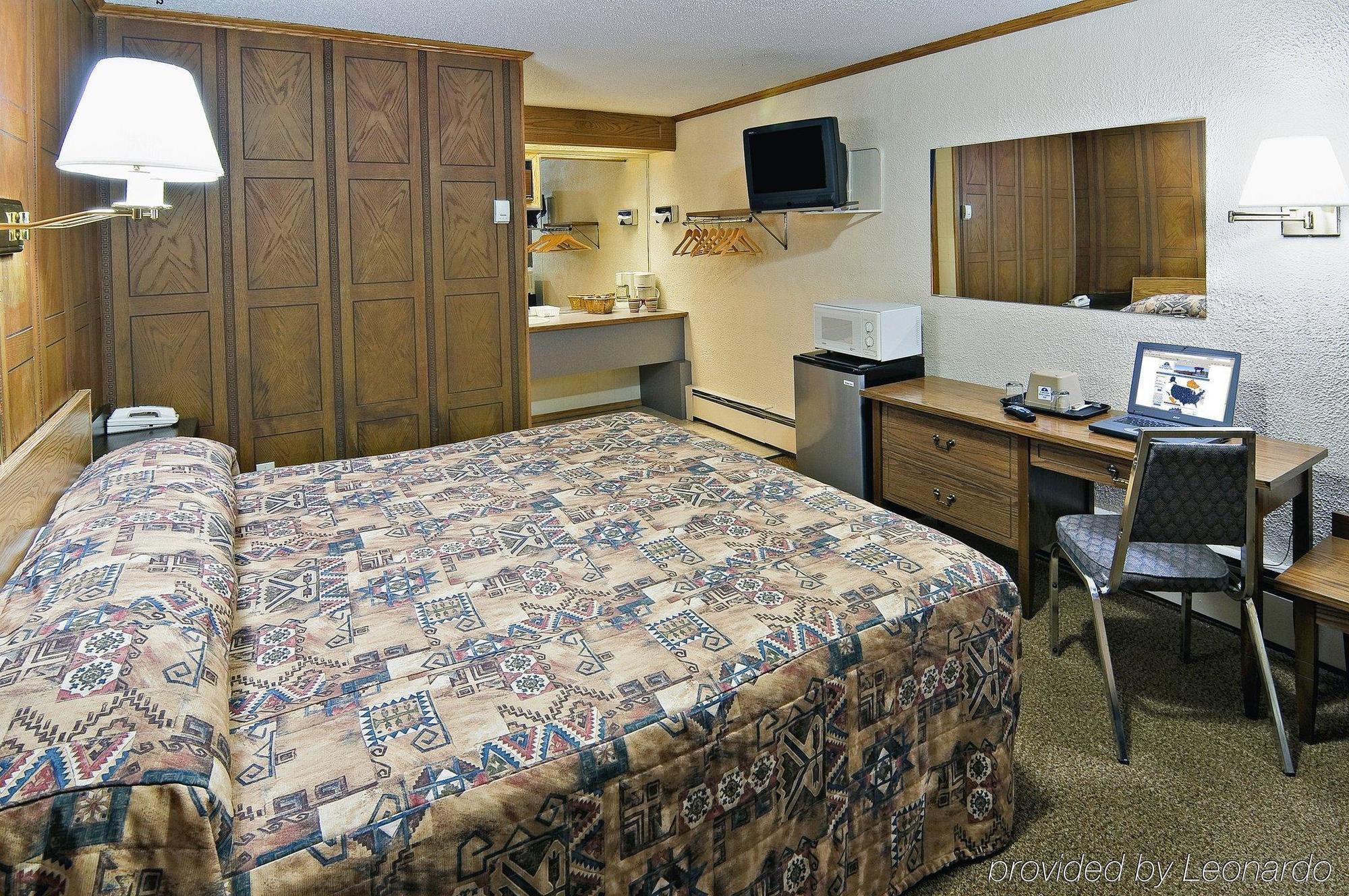 Canadas Best Value Inn Calgary Room photo