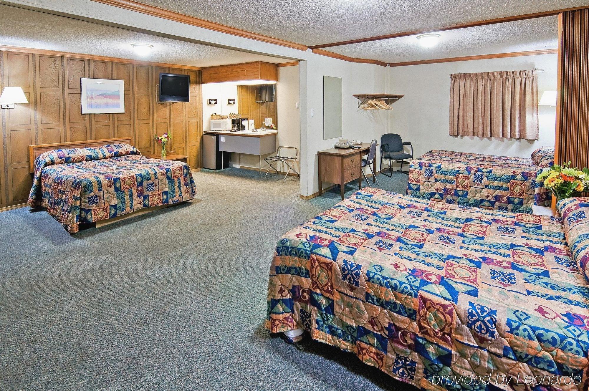 Canadas Best Value Inn Calgary Room photo