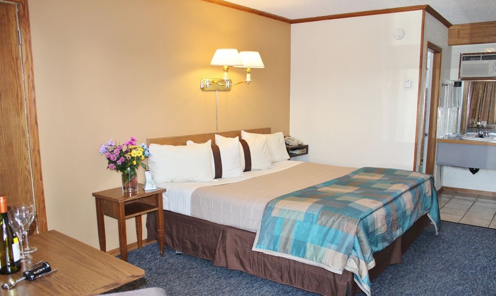 Canadas Best Value Inn Calgary Room photo