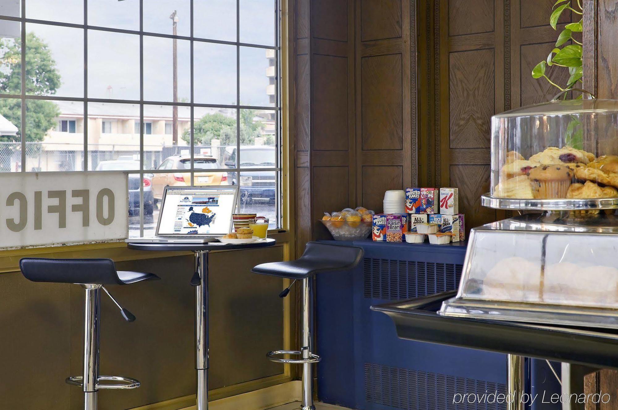 Canadas Best Value Inn Calgary Restaurant photo